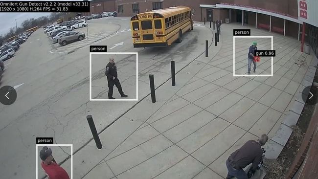 ШІ сплутав пакет чипсів із пістолетом: у США поліція закувала в наручники 16-річного підлітка