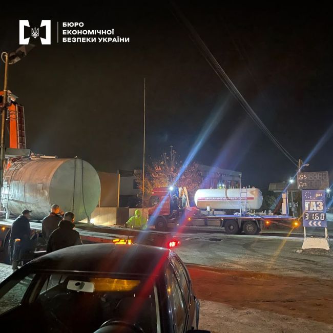 БЕБ ліквідувало нелегальну автозаправку БЕБ ліквідувало нелегальну автозаправку