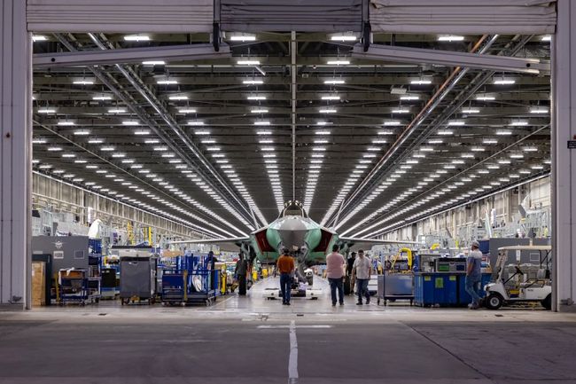 Первый финский истребитель F-35A Lightning II с бортовым номером JF-501 завершил окончательную сборку на заводе Lockheed Martin в Форт-Уэрте