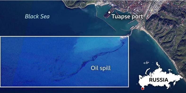 Біля порту Туапсе в Чорному морі видно розлив нафти. Смуга простягається приблизно на 3,6 км