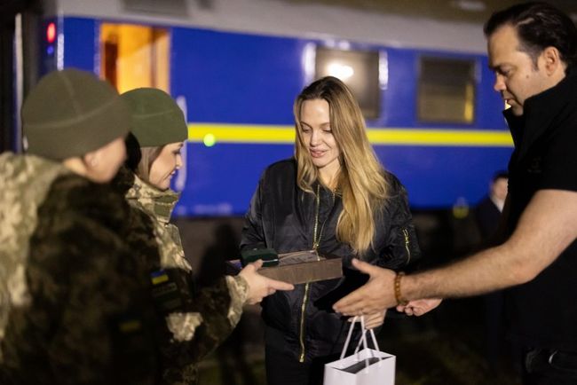Анджеліна Джолі в шоломі під антидроновою сіткою - це не голівудський блокбастер, а українські реалії Анджеліна Джолі в шоломі під антидроновою сіткою - це не голівудський блокбастер, а українські реалії