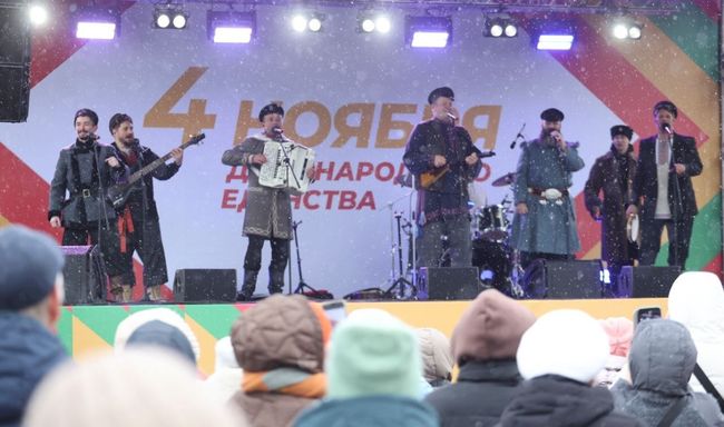 У росії відзначили «день единства»: давка у чергах за кашею, прапори догори дриґом та ампутовані манекени