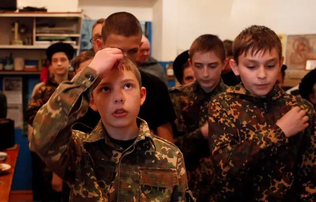 Музеї «сво» та стройова підготовка для шестирічних: нова норма російського дитинства