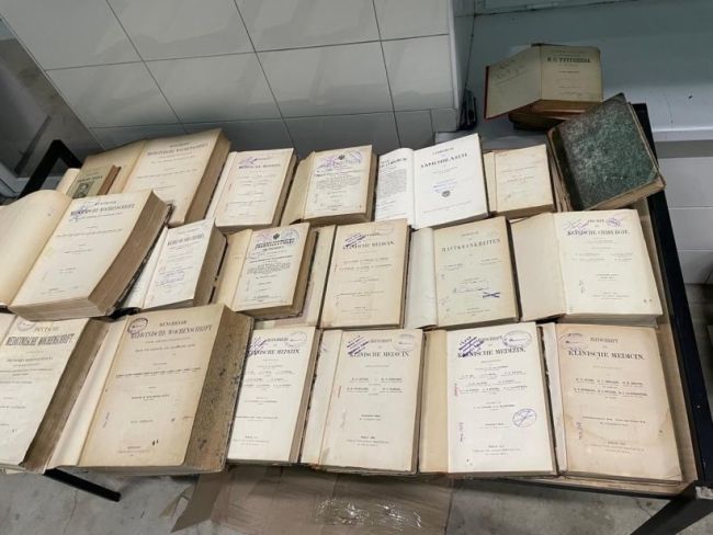 Книги з історією: на кордоні з Румунією прикордонники виявили стародруки