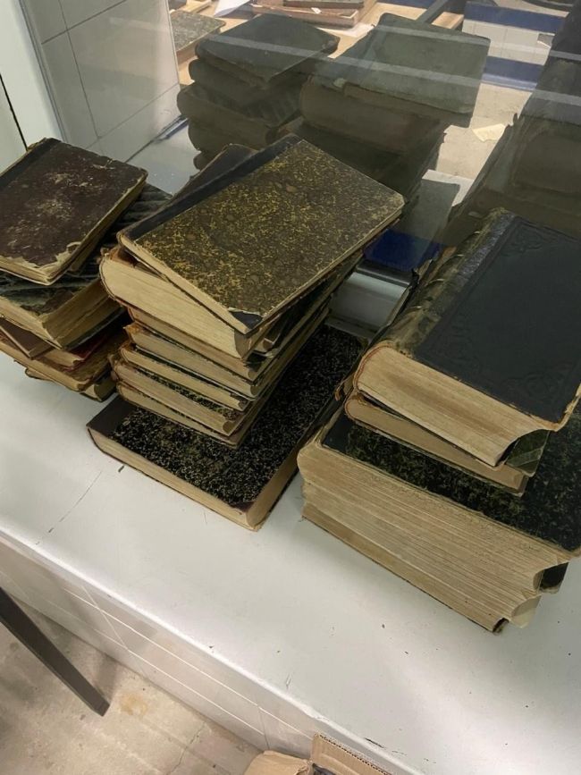 Книги з історією: на кордоні з Румунією прикордонники виявили стародруки Книги з історією: на кордоні з Румунією прикордонники виявили стародруки