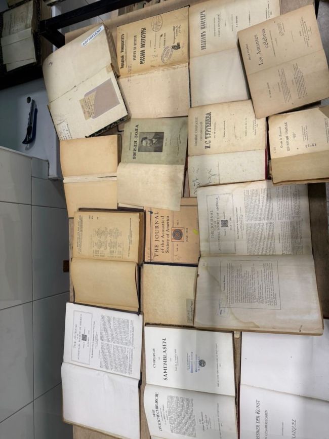 Книги з історією: на кордоні з Румунією прикордонники виявили стародруки Книги з історією: на кордоні з Румунією прикордонники виявили стародруки