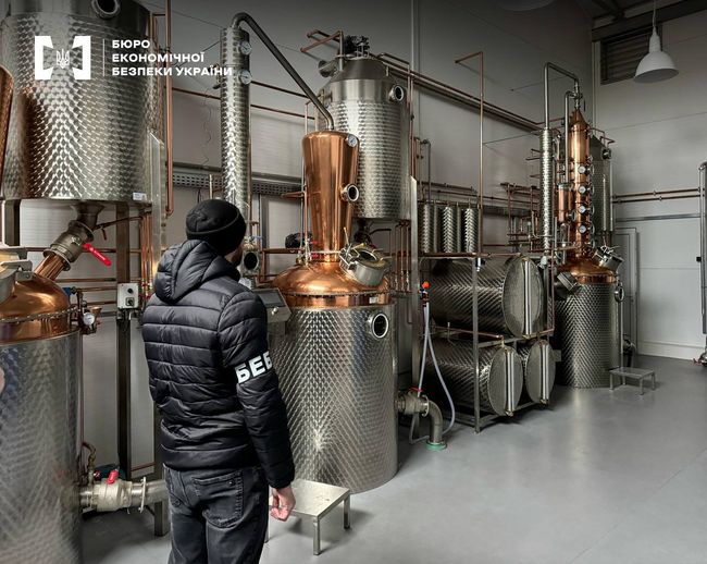 Детективи Головного підрозділу детективів БЕБ викрили незаконне виробництво алкоголю на Черкащині. Детективи Головного підрозділу детективів БЕБ викрили незаконне виробництво алкоголю на Черкащині.