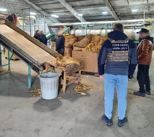 Прикордонники спільно з БЕБ викрили підпільне виробництво сигарет, вилучили обладнання та продукцію на близько 50 мільйонів гривень (ВІДЕО)