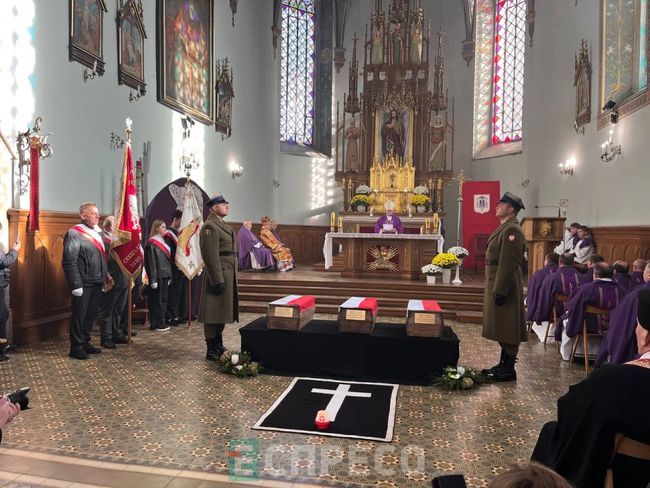 У Мостиськах відбувається перепоховання ексгумованих на Збоїщах у Львові останків польських вояків, які загинули 1939 року