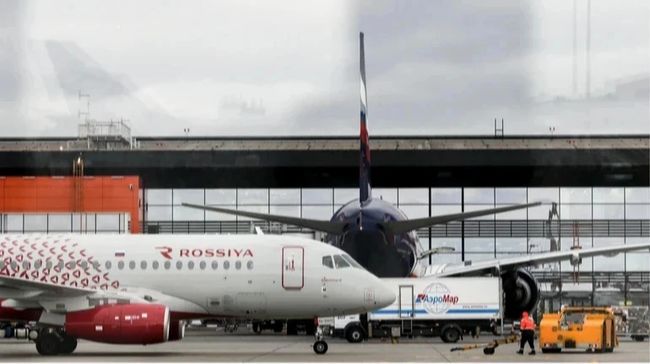 Розвалювався на льоту: у росії екстрено посадили літак