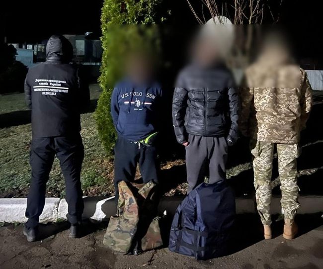 Поблизу кордону з Угорщиною прикордонники впіймали двох порушників