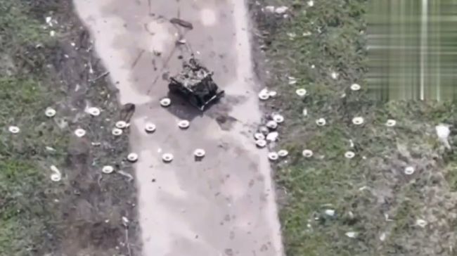 российский сухопутный дрон занимается разминированием дороги