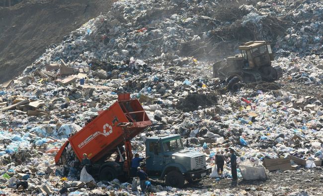 росія перетворюється на звалище – сміття разом із бюджетними мільярдами продовжують закопувати в землю