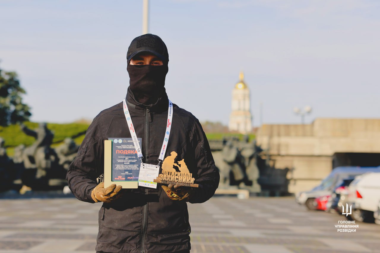 “Чотирилапі захисники” ― службовий пес ГУР Zyga та його кінолог отримали відзнаку за виявлення вибухівки “Чотирилапі захисники” ― службовий пес ГУР Zyga та його кінолог отримали відзнаку за виявлення вибухівки