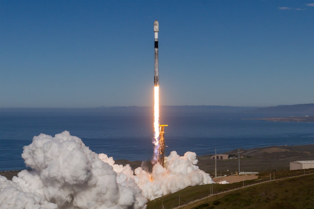 SpaceX вивів на орбіту 140 супутників. Пять з них — польські апарати подвійного призначення SpaceX вивів на орбіту 140 супутників. Пять з них — польські апарати подвійного призначення
