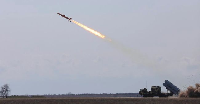 Набагато цікавіше те, що було всередині ангарів, а не назовні, - речник ВМС Плетенчук про удар по авіаремонтному заводі в Таганрозі Набагато цікавіше те, що було всередині ангарів, а не назовні, - речник ВМС Плетенчук про удар по авіаремонтному заводі в Таганрозі