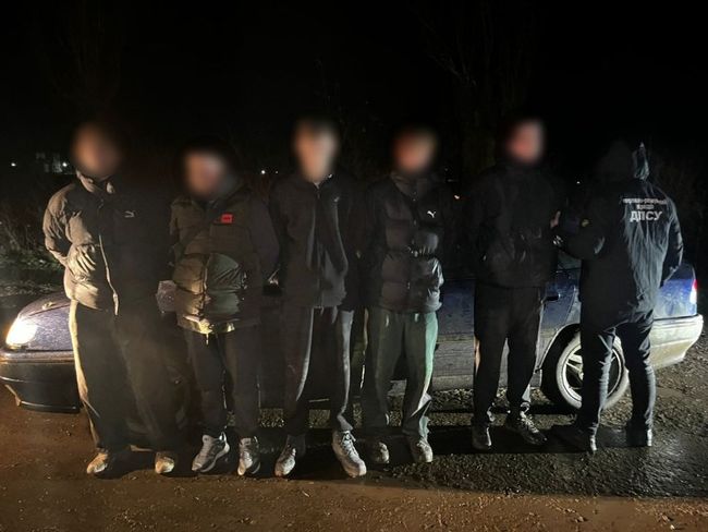 Прикордонники затримали чотирьох порушників та їх провідника біля кордону з Молдовою (ВІДЕО)