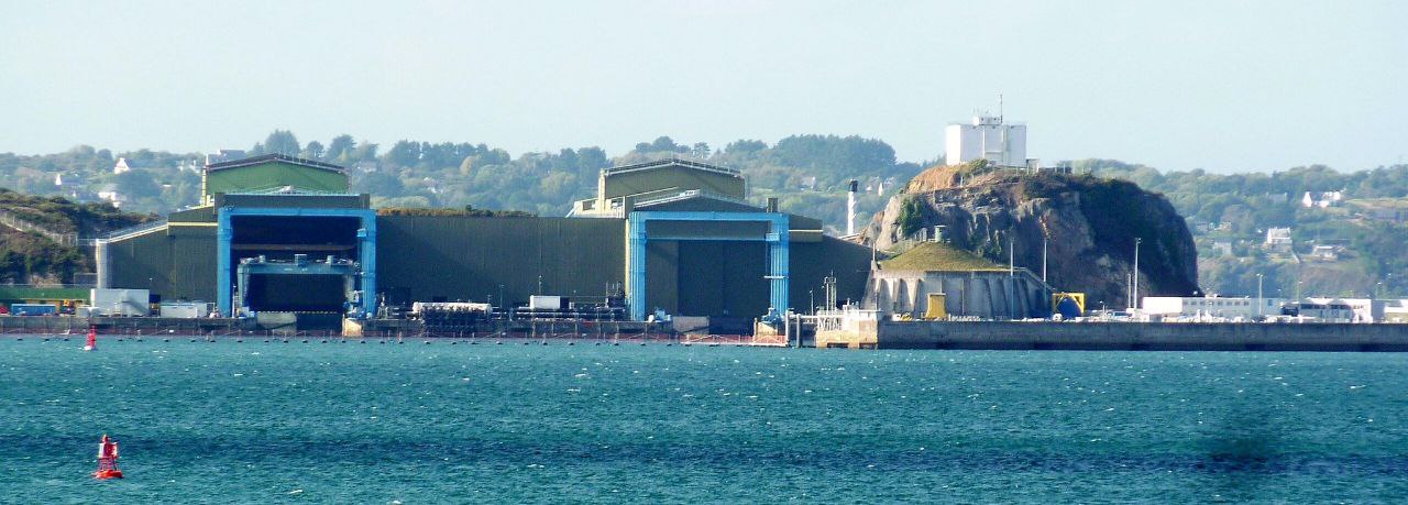 Пять беспилотников пролетели прошлой ночью над островом Лонг — французской базой подводных лодок со стратегическими атомными ракетами — в районе Brest