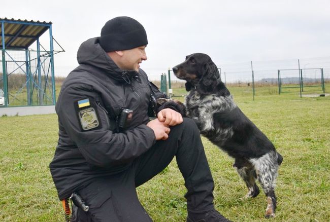 «Якщо щось є – він знайде»: пес Барс і його господар стоять на варті кордону вже 10 років