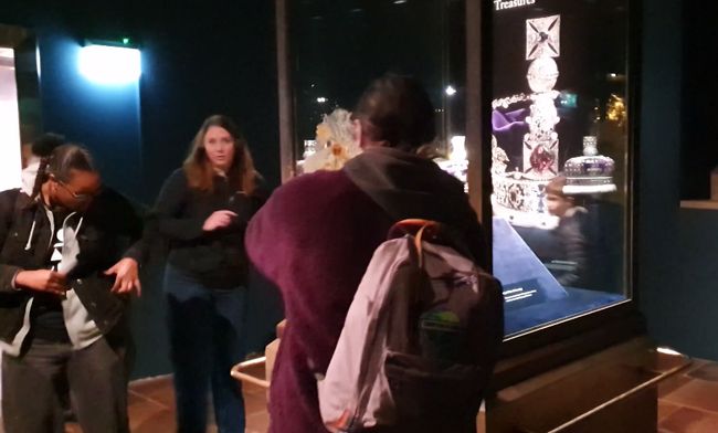 Закидали королівські коштовності десертами: у лондонському музеї затримали протестувальників