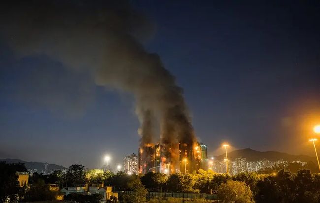 Китай погрожує іноземним ЗМІ в Гонконзі через висвітлення наслідків смертельної пожежі — Reuters