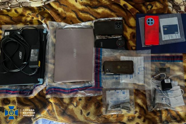 СБУ затримала інформаторку рашистів, яка розставляла «відеопастки», щоб шпигувати за колонами ЗСУ