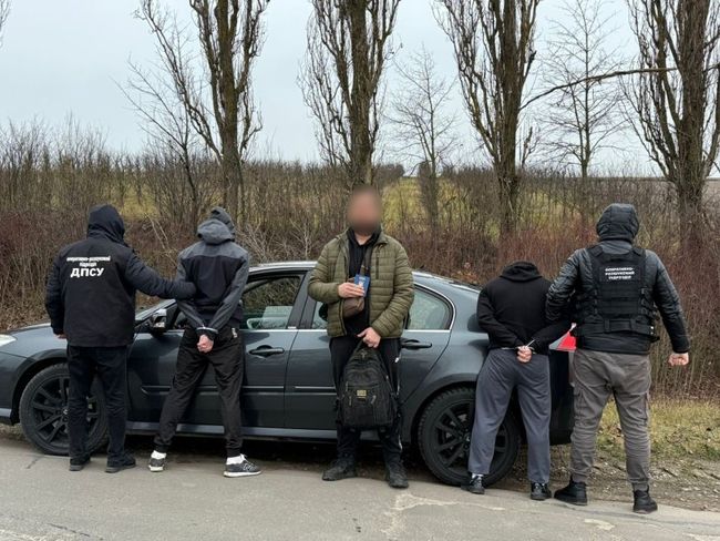 До кордону не доїхали: на Буковині прикордонники затримали переправників з «клієнтом» (ВІДЕО)