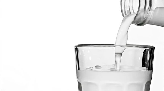 В Україні дешевшає молоко: що буде з цінами далі