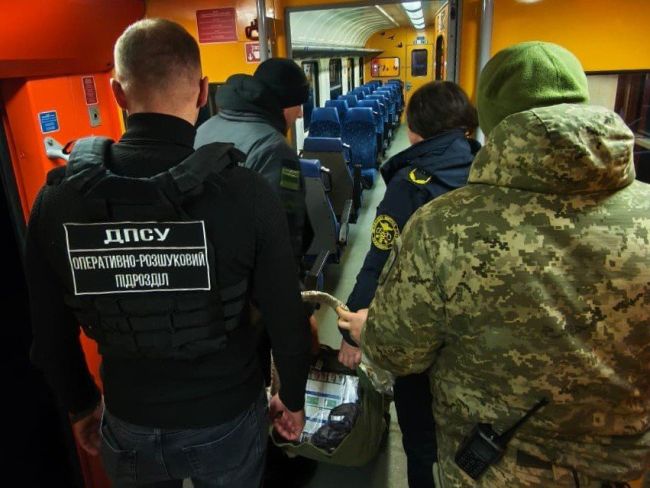Пасажирці поїзда «Чоп - Захонь» на ходу підкинули баул із контрабандними сигаретами Пасажирці поїзда «Чоп - Захонь» на ходу підкинули баул із контрабандними сигаретами
