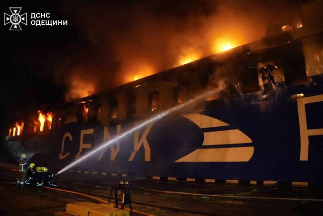 Внаслідок атаки рф у порту Одеси загорілися зерносховища – Мінрозвитку