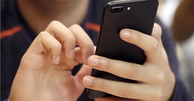 Фахівці назвали п’ять сигналів, які вказують на те, що вам дзвонять телефонні шахраї Фахівці назвали п’ять сигналів, які вказують на те, що вам дзвонять телефонні шахраї