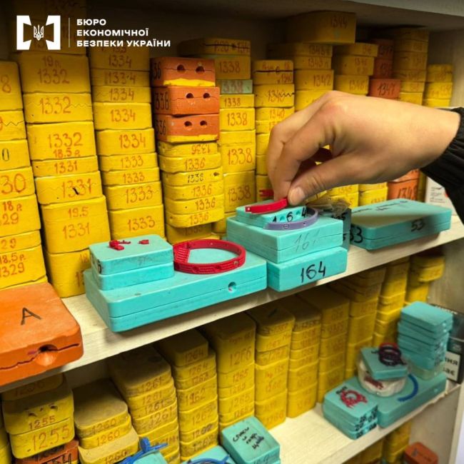 БЕБ - шахраї фальсифікували золоті прикраси БЕБ - шахраї фальсифікували золоті прикраси