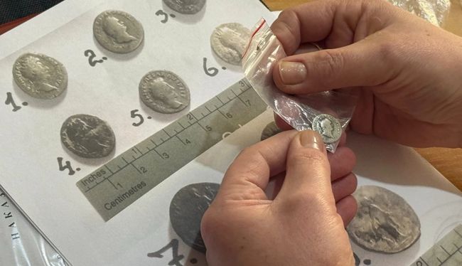 Львівська митниця передала 12 срібних монет часів Римської імперії в Любомльський краєзнавчий музей на Волині