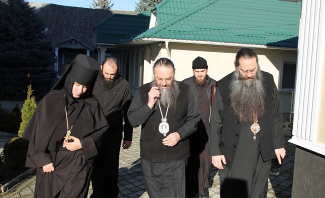 Діяч УПЦ МП Лонгин, якого судять за розпалювання релігійної ворожнечі, виїхав з України за кордон