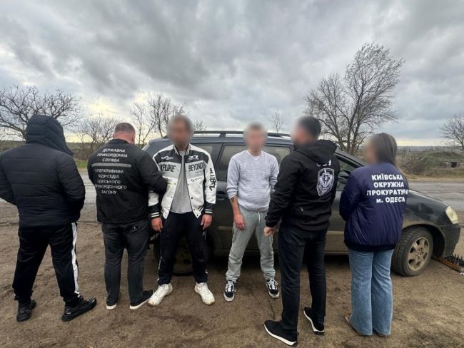 У багажнику на навчання. Прикордонники затримали авто з «пасажиром», який їхав до Молдови (ВІДЕО) У багажнику на навчання. Прикордонники затримали авто з «пасажиром», який їхав до Молдови (ВІДЕО)