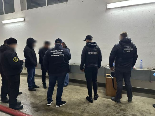 На кордоні зі Словаччиною затримали двох наркоділків, які ввозили в Україну партію метамфетаміну (ВІДЕО)