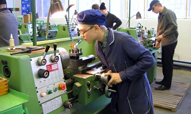 кремль штовхає молодь до ПТУ через катастрофічний дефіцит робочих рук