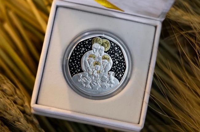 Із позолотою та діамантом: Нацбанк презентував нову пам’ятну монету Дух Різдва