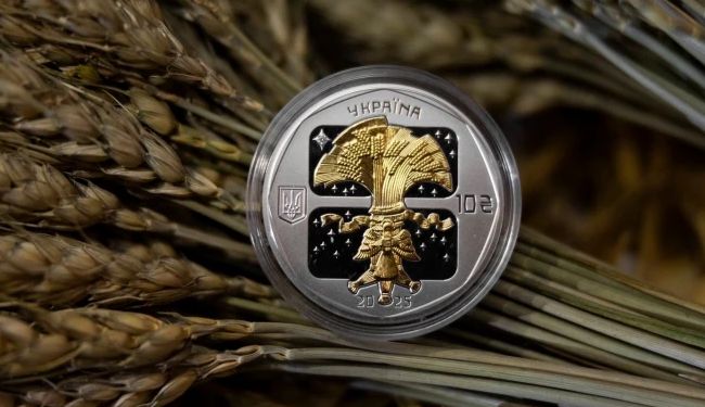 Із позолотою та діамантом: Нацбанк презентував нову пам’ятну монету Дух Різдва