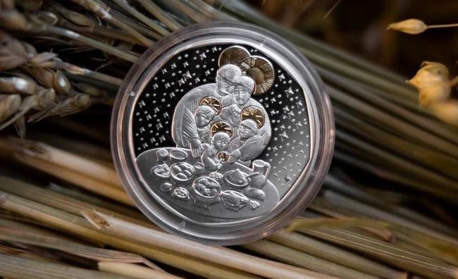 Із позолотою та діамантом: Нацбанк презентував нову пам’ятну монету Дух Різдва