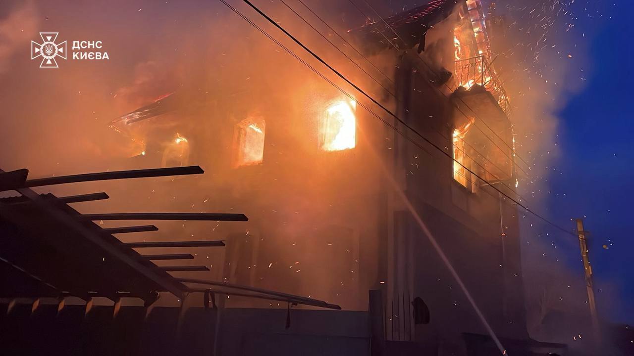 Росіяни від ночі масовано атакують Київ та область дронами і ракетами — є постраждалі Росіяни від ночі масовано атакують Київ та область дронами і ракетами — є постраждалі