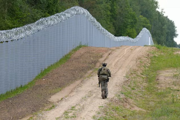 Латвия отгородилась от «бешеной бензоколонки» 280-километровым забором