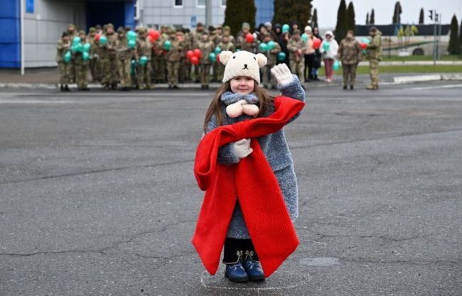Новорічний флешмоб прямо на кордоні: прикордонники створили живу ялинку (ВІДЕО)