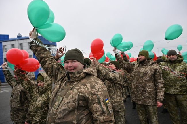 Новорічний флешмоб прямо на кордоні: прикордонники створили живу ялинку (ВІДЕО)