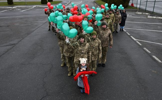 Новорічний флешмоб прямо на кордоні: прикордонники створили живу ялинку (ВІДЕО)