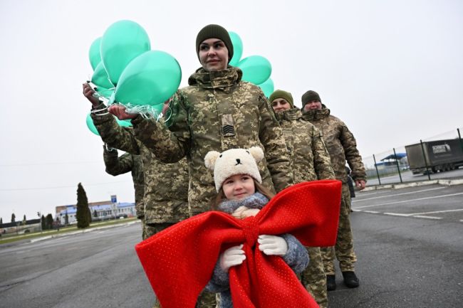 Новорічний флешмоб прямо на кордоні: прикордонники створили живу ялинку (ВІДЕО)