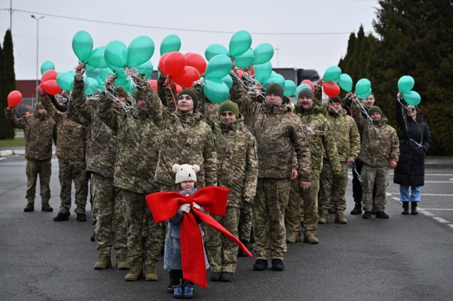Новорічний флешмоб прямо на кордоні: прикордонники створили живу ялинку (ВІДЕО)