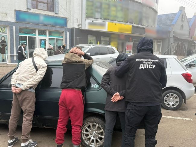 Оперативники Чернівецького прикордонного загону ліквідували канал незаконного переправлення громадян до Молдови (ФОТО)