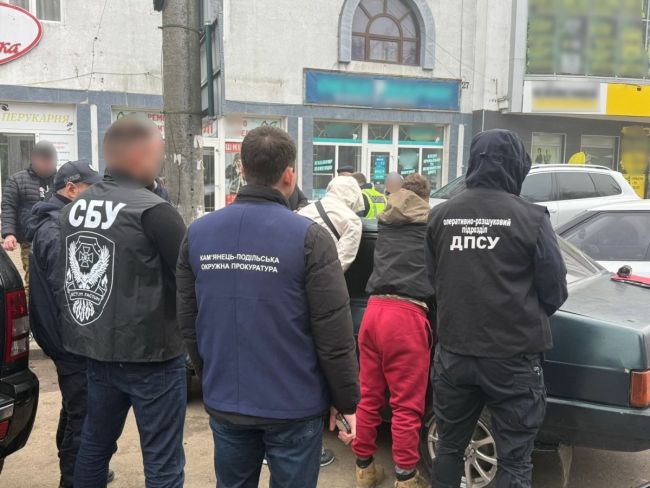 Оперативники Чернівецького прикордонного загону ліквідували канал незаконного переправлення громадян до Молдови (ФОТО)