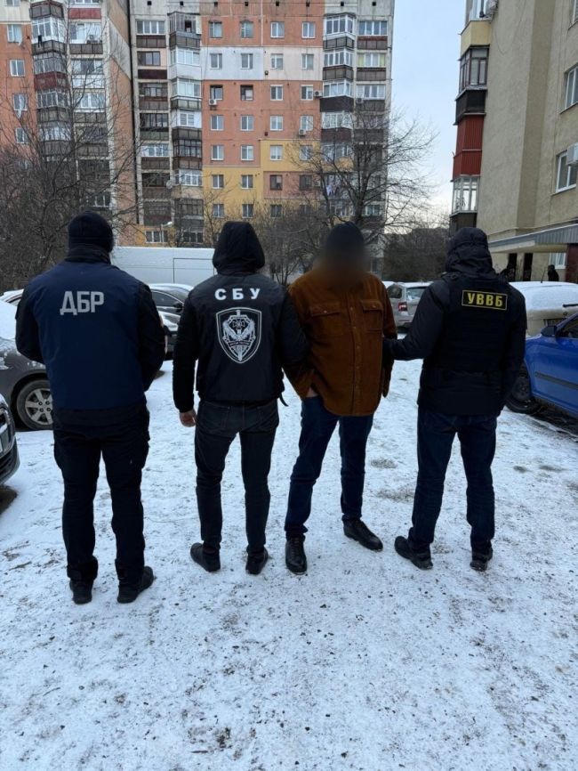 Правоохоронці викрили посадовця, який організував незаконне переміщення товарів через державний кордон